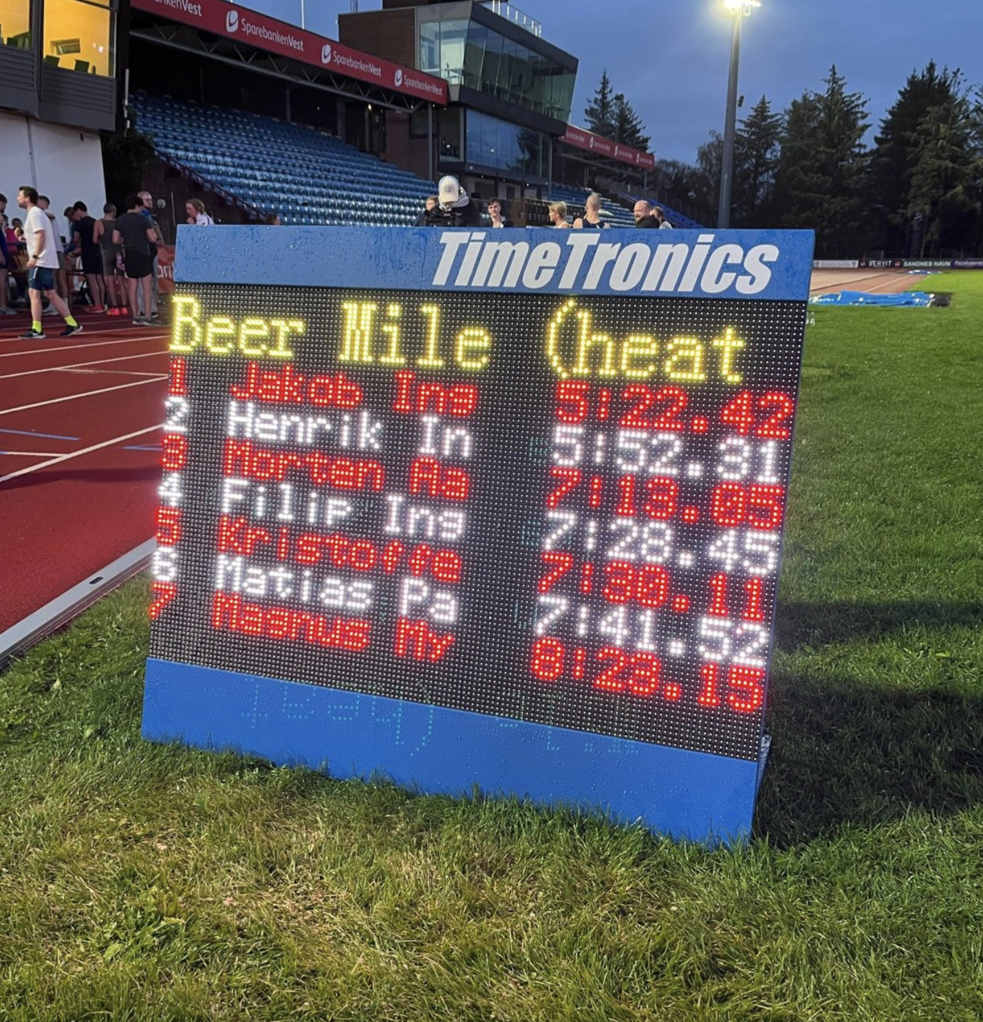 Jakob Ingebrigtsen runs a 5:22 Beer Mile at his bachelor party